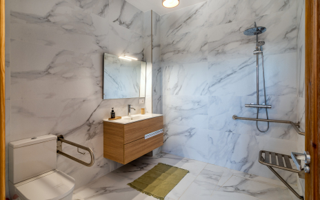 Baño adaptado a usuarios con movilidad reducida (planta baja)